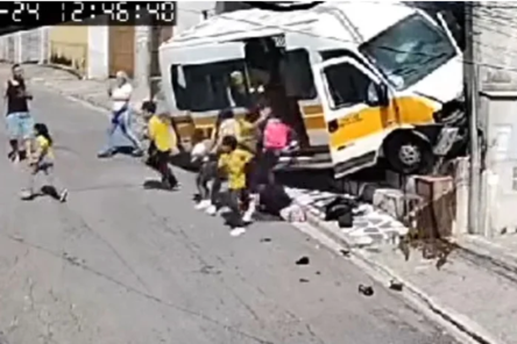 Van escolar com crianças bate em casa na capital paulista van-escolar-com-criancas-bate-em-casa-na-capital-paulista