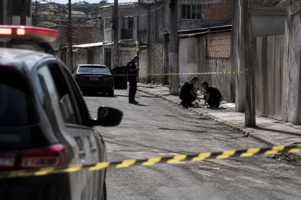 Mulher é morta a tiros pelo marido na Grande SP; polícia investiga como feminicídio mulher-e-morta-a-tiros-pelo-marido-na-grande-sp;-policia-investiga-como-feminicidio